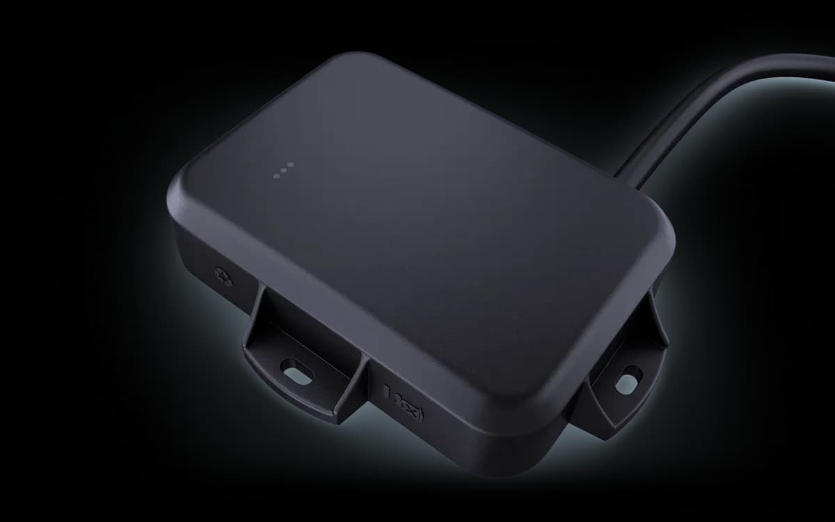 Traceur GPS robuste GO9 RUGGED, un boîtier télématique noir scellé avec son câble