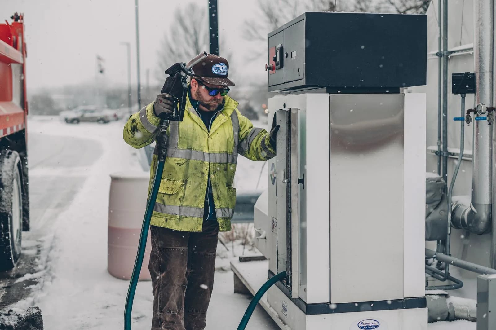 Un camion de parc commercial à la pompe, une carte de carburant utilisée au terminal