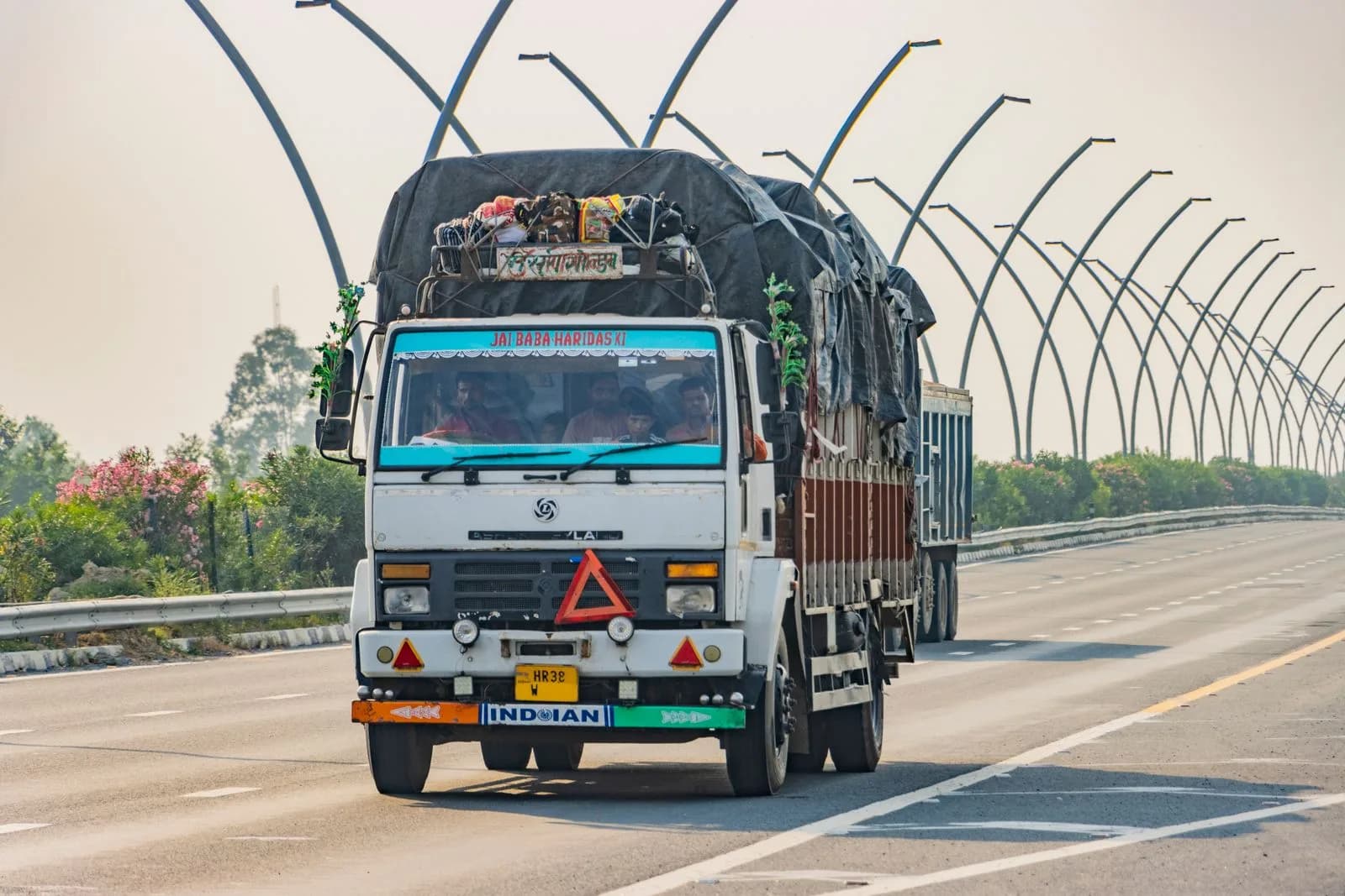 Un camion commercial roulant sur une autoroute au crépuscule