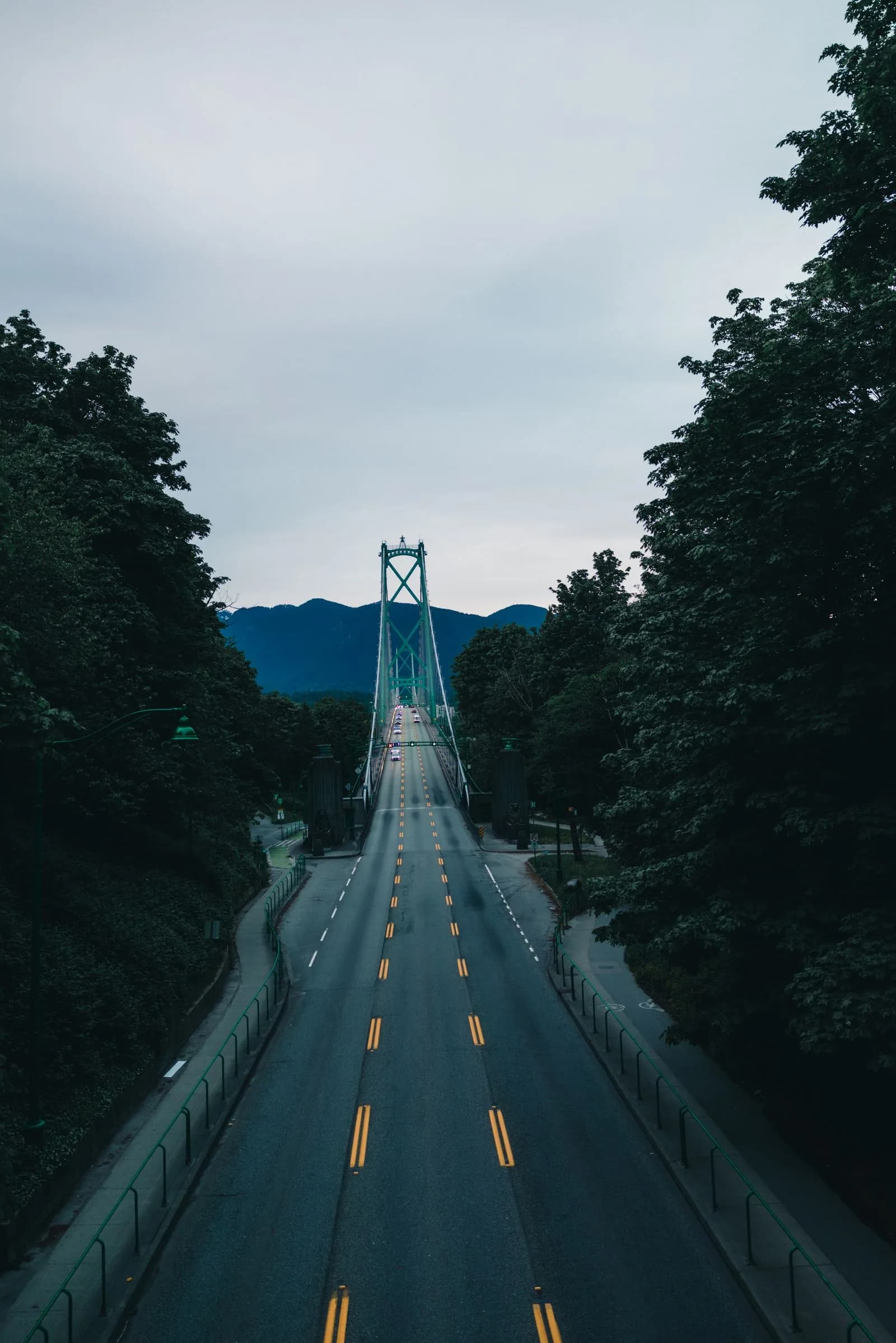 Le pont Lions Gate portant une autoroute vers les montagnes à Vancouver, en Colombie-Britannique
