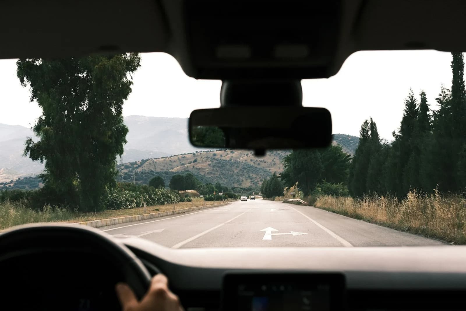 Un camion commercial sur une autoroute vu à travers l'objectif d'une caméra embarquée