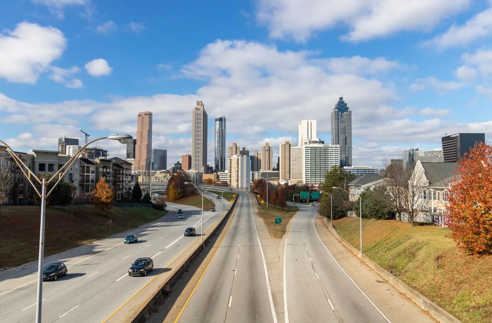 La silhouette du centre-ville d'Atlanta encadrée par une autoroute par temps clair
